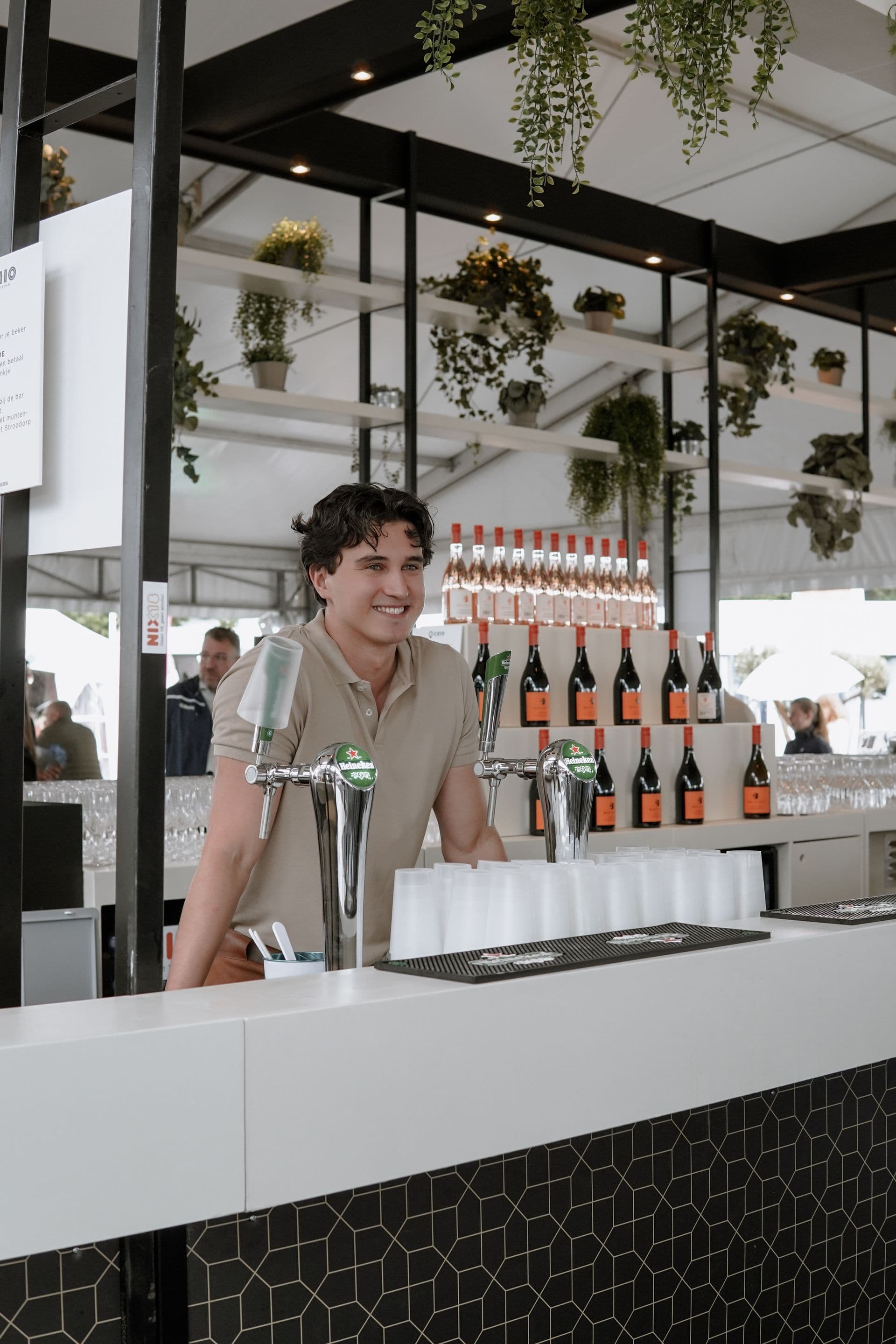 Smaakmakers hostess smiling